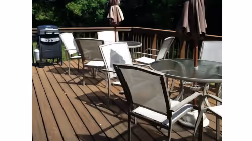 Outdoor dining at The Trails Retreat