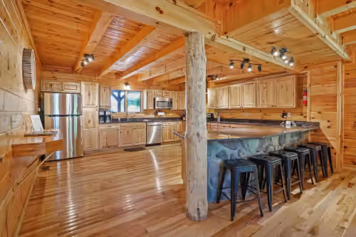 Best Location Lodge! Fishing Pond, WiFi , Fireplaces, Bball court, Onsite Trails, photo 5