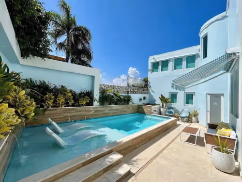 The entire property is a lush tropical paradise perfect for entertaining and relaxing, photo 3