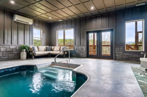 Huge Pool Cabin with Spectacular Views - Last Minute Discounts!