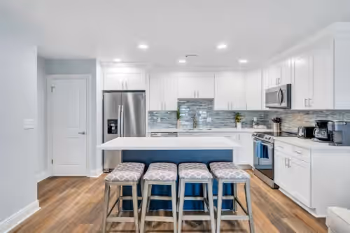 Conveniently Located Contemporary 6 Bed/6 Bath 15 Min to Downtown, photo 3