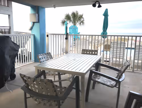 Outdoor dining at TOMMY'S ON THE BEACH