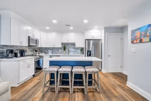 Conveniently Located Contemporary 6 Bed/6 Bath 15 Min to Downtown, photo 4
