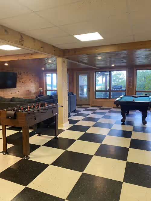 SPACIOUS Custom 5 Bed Home Minutes to Mt.Sunapee! Garage, Hot Tub, Game Room, photo 3