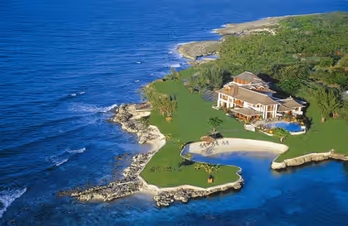 Fortlands Point Villa - Fully Staffed Luxurious 9 Bedroom Beachfront Villa in Discovery Bay.