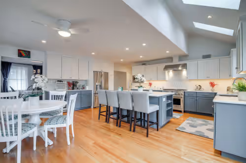 Spacious home for entertaining, centrally located to beach, ferry, and airport, photo 4