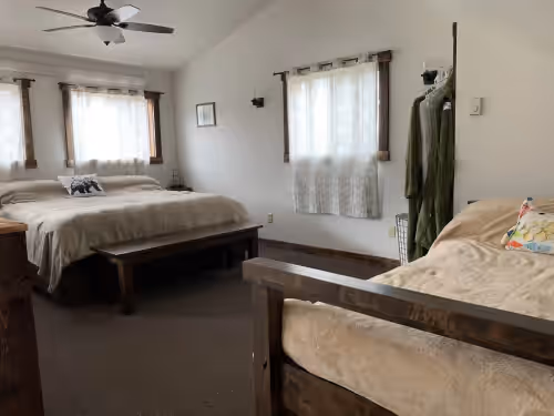 Lookout upper loft 1 King & 2 twins - day bed pullout. at Reserve 2, 3 or all 4 cabins on this 13 acre horse ranch.5 mins