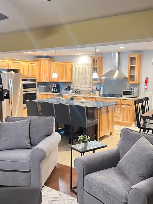 Comfortable and Spacious Home: Entertainment room, Gym + large deck and patio, photo 4