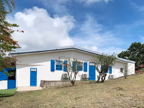 5-bedroom air-conditioned villa on 2000m² near fishing port and restaurants.