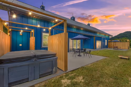 Outdoor dining at New Barndo/Kayak Launch/ 2 Private Hot Tubs