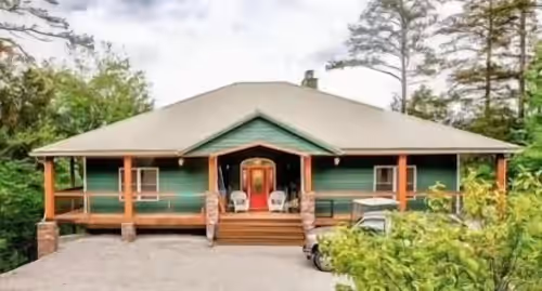 NEW LISTING! 5Bed 3Bath Lakefront Retreat, 2 slip dock, sun deck & slide, photo 2