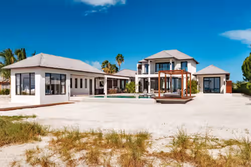 Modern beach house located on the exclusive Prince of Wales Drive, photo 2