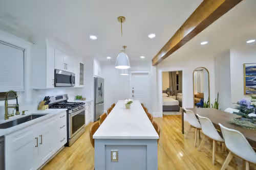 Spacious Triplex with Large backyard FreePrkg, photo 3