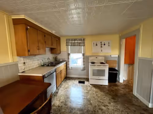 Kitchen at Cute 6-Bedroom Getaway in the heart of Littleton