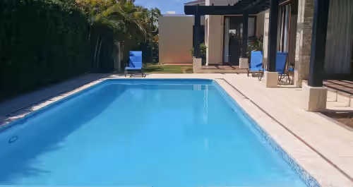 Spacious guest-friendly 9BD complex, 2 minutes walk to the sandy beach!