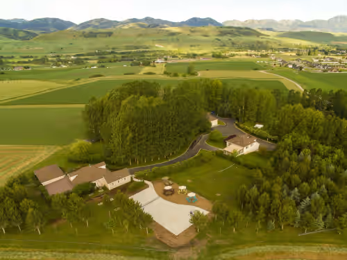 Gorgeous Location, Many Outdoor Activities, Sleeps 49 in Beds + Camping