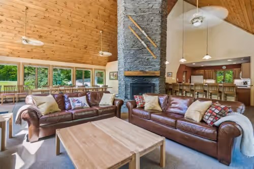 Sunburst home sleeps 16 with an indoor and outdoor hot tub. Perfect for family reunions and getaways.