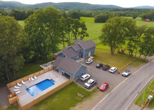 THE RED DOOR LODGE-I HUGE SLEEP 30 Heated pool NEAR DREAMSPARK & Ommegang brew