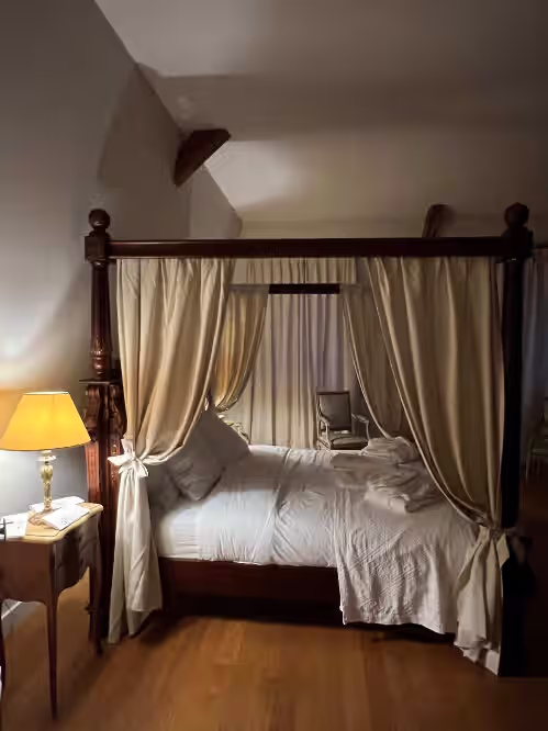 Luxury 5-star chateau bed and breakfast with private pool, services and housekeeping staff, photo 3