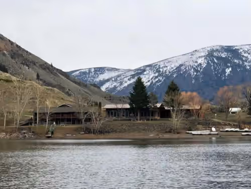 Exterior at Williams Lake Rustic Mountain Lodge & Hotel- sleeps 35