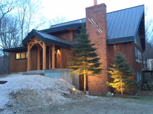 2 miles to ski lifts, 6 BR, 3BA hot tub,yard, AC, grill, lux bedding. CEDARWALK