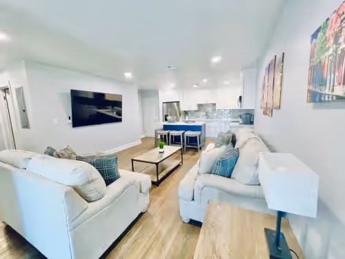 Conveniently Located Contemporary 6 Bed/6 Bath 15 Min to Downtown
