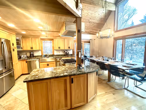 2 miles to ski lifts, 6 BR, 3BA hot tub,yard, AC, grill, lux bedding. CEDARWALK, photo 4