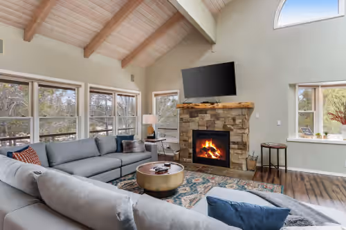 Living area at Deschutes Riverfront Retreat: 3 private acres\Dock\Hot Tub\Pool Table\Disc Golf