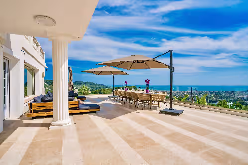 Outdoor dining at Magnifique Domaine à Mougins Avec vue mer Panoramique