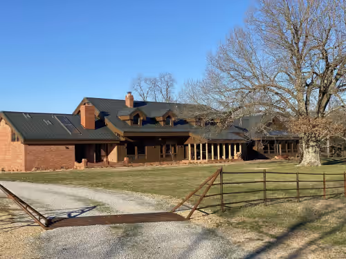 Inviting Western Retreat in the Heart of the Ozarks!