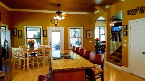 Dining at Private, Crk side, 2 mls to PF Parkway , Lg yard, pet and motorcycle friendly