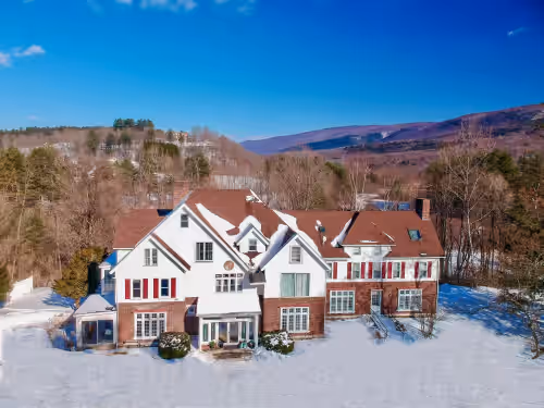 Sleep 34 in huge VT Mansion! 15 bedrms/12 bath: Xmas, Ski, weddings, family reunions, Yoga, corporate, Dogs loved