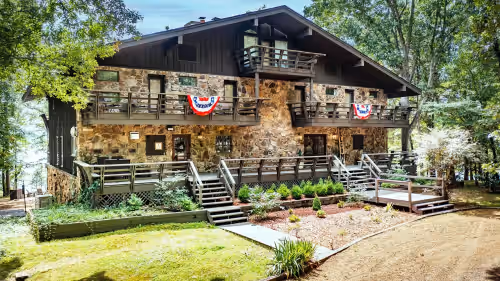 Beautiful Lakefront Lodge. Tannenbaum Lodge - family or business destination.