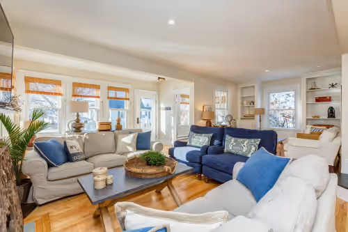 BEAUTIFULLY Renovated: 6 min to DT Portland, 3 blocks to Willard Beach.