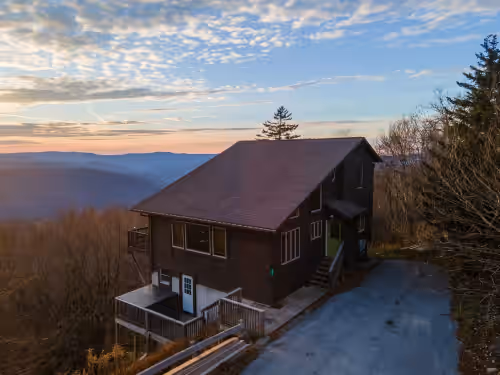 9BR/6BA Chalet at Snowshoe w/ hot tub Game Room Mountain-top Views On-Call Van