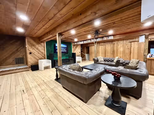 Living area at 10Br Cozy Old Mill Lodge with Event hall, Sauna in Campobello sleeps 44