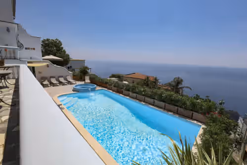 Villa Elena is a prestigious villa with a pool and suggestive sea view.
