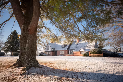 Spacious Home, Private Pool, Tennis Court, Lake, Minutes From Town and Shopping