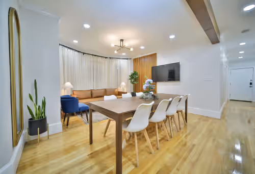 Spacious Triplex with Large backyard FreePrkg, photo 2