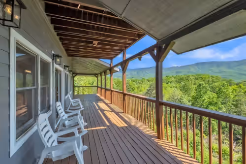 Majestic Views Retreat - 8 Bedrooms/New Hot Tub/Renovated/Group/Family friendly