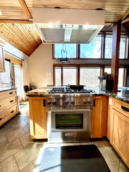 New in 2023 Thermador range and oven, Gas at 2 miles to ski lifts, 6 BR, 3BA hot tub,yard, AC, grill, lux bedding. CEDARWALK