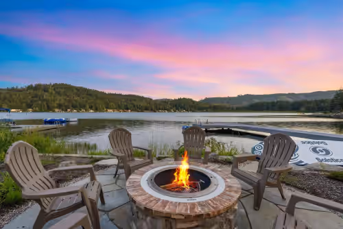 Lakefront Luxury Castle w/ Hot Tub, photo 3