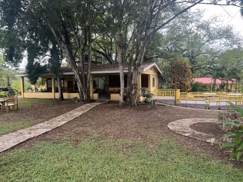 Outdoor dining at Warrie Head Resort