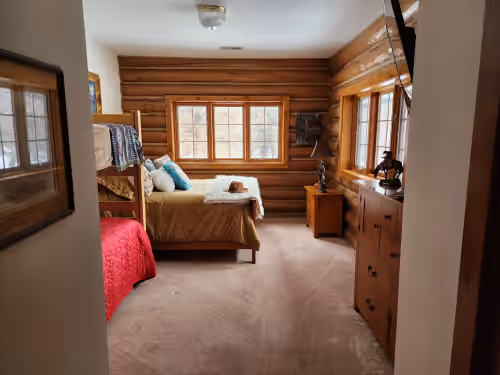 Jack and Jill with center full bath at Amazing Retreat Property: Massive Luxury Lodge
