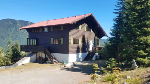 European Alpine Lodge with Stunning Mountain Views- Room for the entire Family!