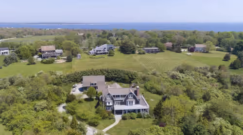 Secluded 7000sq foot home 5 minutes from the beach and 15 minutes from Newport!