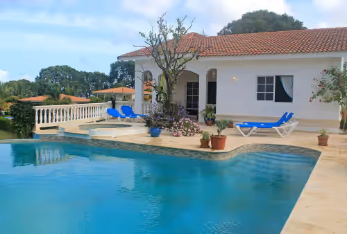 Guest-friendly 10BD complex steps from beaches/bars/restaurants/shops