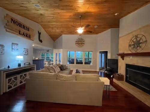 NEW LISTING! 5Bed 3Bath Lakefront Retreat, 2 slip dock, sun deck & slide, photo 4