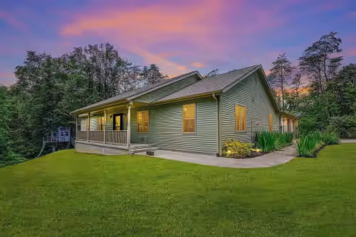 Minutes to Caves! Private Woods! Game Room & Media Room! Great for Get-togethers